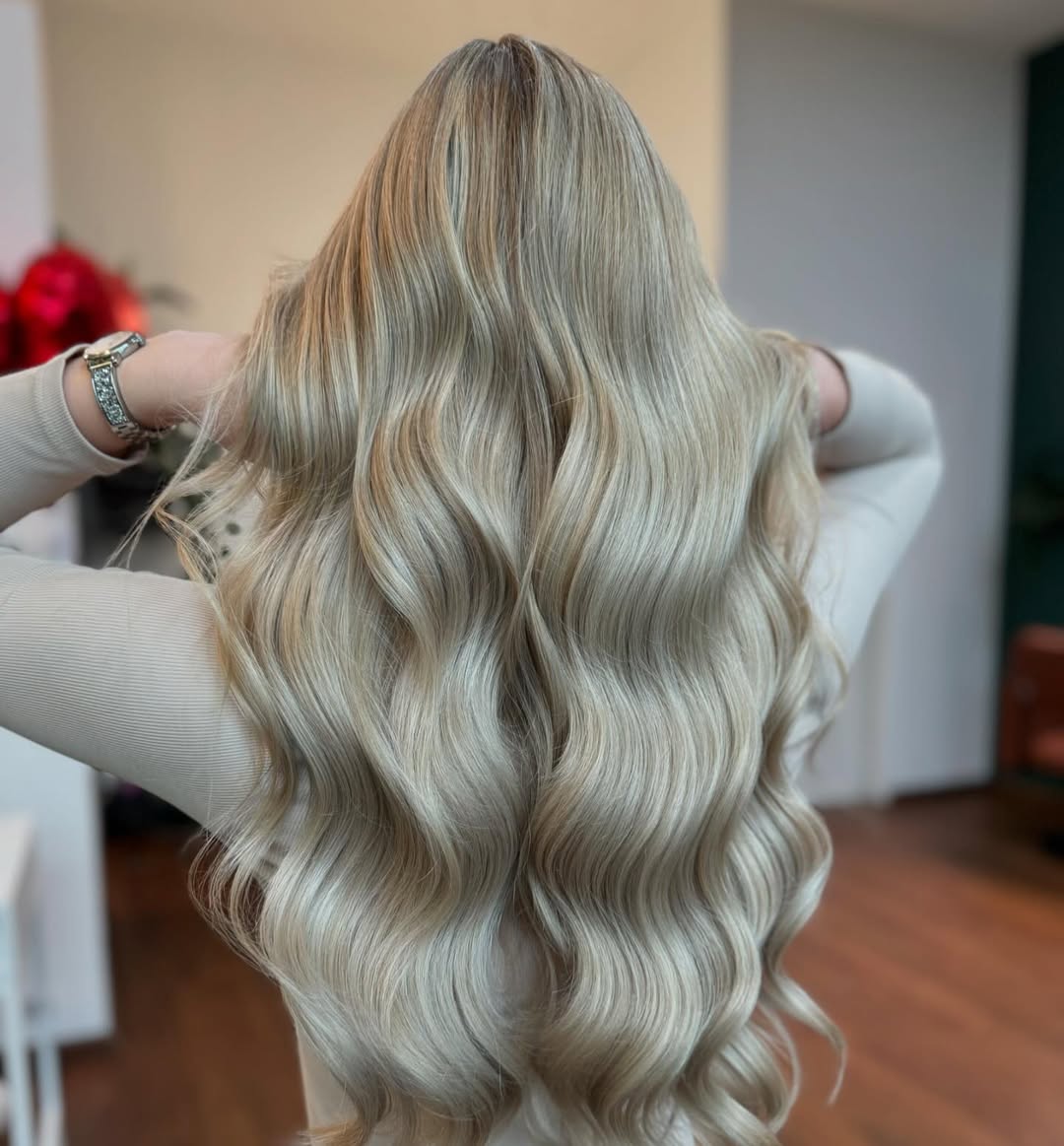 Haarfarbe wird aufgetragen